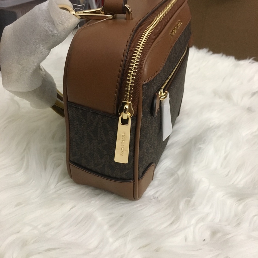 Michael Kors Crossbody Bag & passport case/wallet - Picture 8 of 8